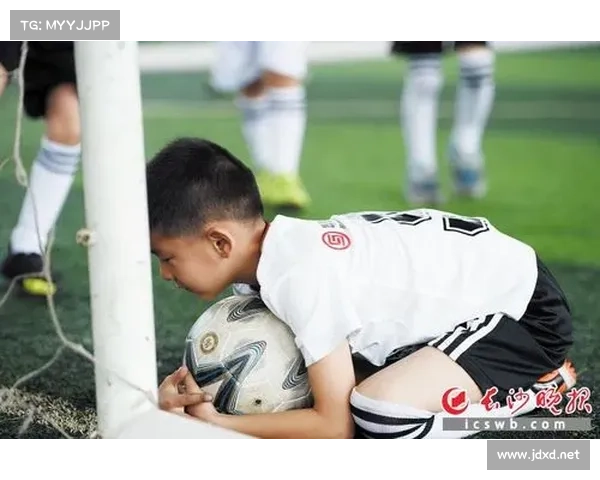 帽子戏法的趣味揭秘与历史渊源解析：从足球场到其他领域的奇妙演变